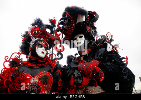 Zwei rote und schwarze Masken in Venedig Italien Stockfoto