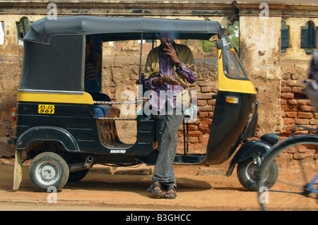 Indien Karnataka Mysore Autorikshaw Fahrer während der Pause Rauchen Stockfoto