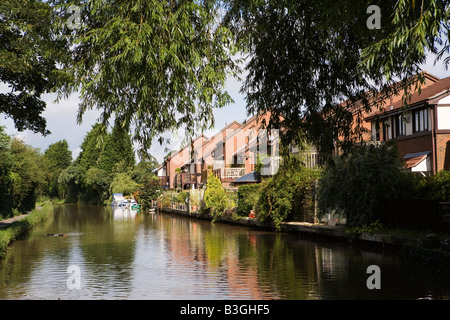 UK Cheshire Waverton Häuser neben Shropshire Union Canal Stockfoto