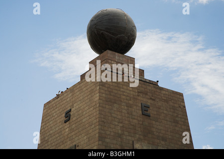 Das Monument Mitad del Mundo, oder in der Mitte der Erde, in der Nähe von Quito in Ecuador. Stockfoto