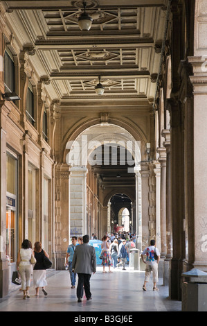 Geschäfte in einem Portikus auf Via Rizzoli im historischen Zentrum, Bologna, Emilia Romagna, Italien Stockfoto