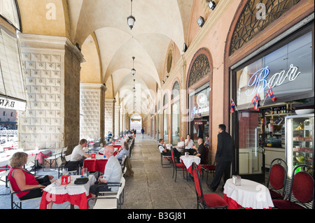 Cafe-Bar in einer Säulenhalle im historischen Zentrum, Piazza Maggiore, Bologna, Emilia Romagna, Italien Stockfoto