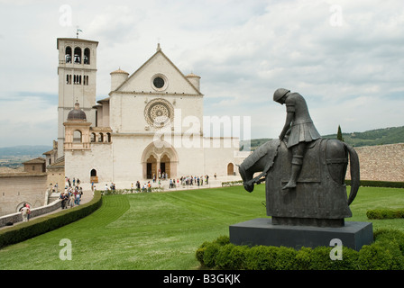 Basilika von Saint Francis Assisi mit Bronze-Skulptur des Heiligen Franziskus Cavalier Stockfoto