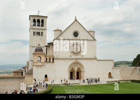 Basilika des Heiligen Franziskus in Assisi. Das Franziskanerkloster (Sacro Convento) und die untere und obere Kirche (Basilica Inferiore e Superiore) des St. Francis wurde sofort nach seiner Heiligsprechung im Jahre 1228 begonnen. Simone di Pucciarello spendete das Land für die Kirche, einem Hügel an der Westseite von Assisi, bekannt als "Hügel der Hölle" (IT. Collo-d'Inferno - hier die Verbrecher zu Tode gebracht wurden). Dieser Hügel wird heute treffend "Hill of Paradise" genannt. Stockfoto