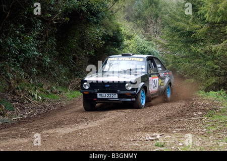 Ford Escort MK2 schwarz Rallye-Auto ein Abgleiten in eine Biegung Stockfoto