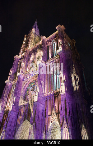 Beleuchtete Notre-Dame Kathedrale 14. Jahrhundert in der Nacht, Straßburg, Elsass, Frankreich Stockfoto