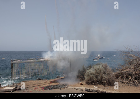 Feuerwerk abgefeuert, die Flottille mit den Bildnissen der San Juan Bautista und Nuestra Senora de Carmen, Fiesta in Playa San Juan, Teneriffa zu begrüßen Stockfoto