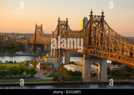 Queensboro Bridge in New York Blick nach Osten über Roosevelt Island auch bekannt als 59th Street Bridge Stockfoto