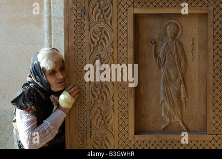 Älteren lokalen at The Holy Trinity Cathedral, allgemein bekannt als die Sameba-Kathedrale in Tiflis, Georgien Stockfoto