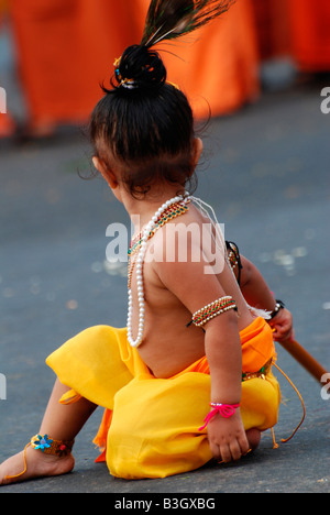 Kleine Krishna - ein kleiner Junge posiert als lord Krishna in einer Balagokulam-Prozession in Trivandrum, Kerala, Indien Stockfoto