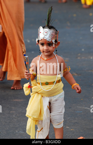 Kleine Krishna - ein kleiner Junge posiert als lord Krishna in einer Balagokulam-Prozession in Trivandrum, Kerala, Indien Stockfoto