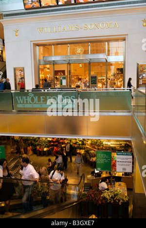 Der Williams-Sonoma Store und Whole Foods in der Time Warner Center in New York Stockfoto