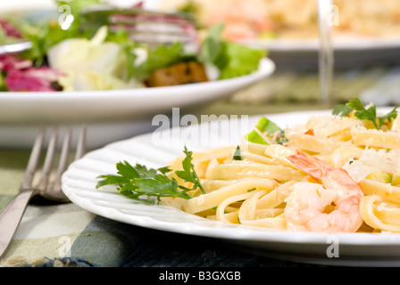 Frische Bandnudeln Nudeln mit Shrimps und geräuchertem Lachs Stockfoto