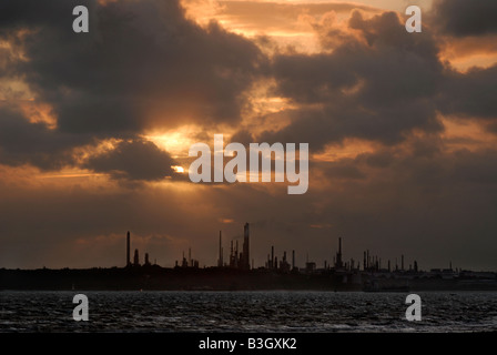 Die Sonne geht über Fawley Oil Refinery, Hampshire, England Stockfoto