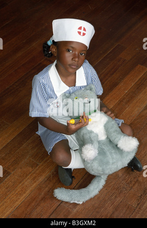 Kleine schwarze Mädchen in Uniform Krankenschwestern Stockfoto