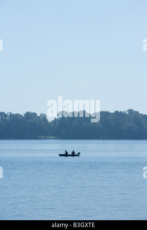 Zwei Männer in einem kleinen Boot auf einem See angeln. Stockfoto