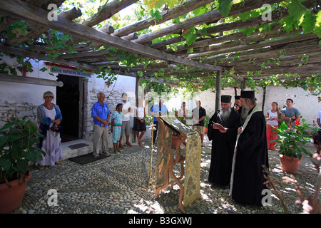 GRIECHENLAND SPORADEN KYRA PANAGIA GRIECHISCH-ORTHODOXEN PRIESTERN HIELT EINE ZEREMONIE AM 15. AUGUST IM INNENHOF DES KLOSTERS Stockfoto