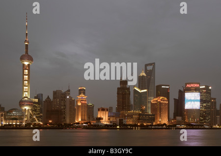 Pudong-Bereich in der Abenddämmerung in Shanghai vom Bund (Westbank des Huangpu-Flusses) aus gesehen Stockfoto