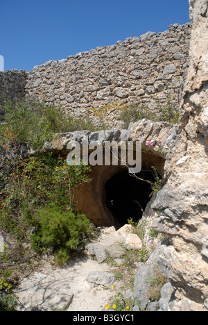 Eingang zum Höhlenwohnungen maurischen Wachturm Talaia De La Foradada, Sierra De La Forada, Provinz Alicante, Comunidad Valenciana, Stockfoto