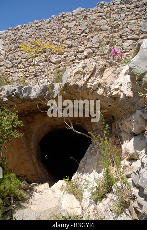 Eingang zum Höhlenwohnungen maurischen Wachturm Talaia De La Foradada, Sierra De La Forada, Provinz Alicante, Comunidad Valenciana, Stockfoto