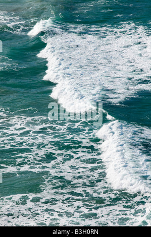 Wellen in der Nähe von Port Quin auf die Cornish Küste UK Stockfoto