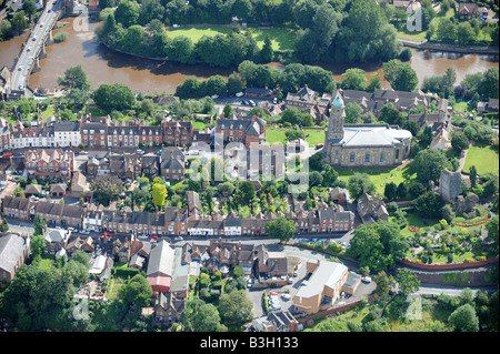 Eine Luftaufnahme von Bridgnorth in Shropshire, England mit St Mary Kirche und Schlosspark Stockfoto