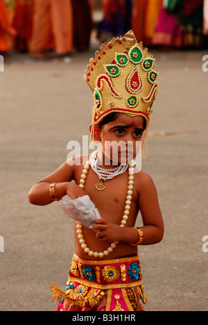 Kleine Krishna - ein kleiner Junge posiert als lord Krishna in einer Balagokulam-Prozession in Trivandrum, Kerala, Indien Stockfoto