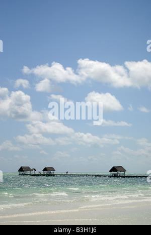 Anlegestelle mit kleinen Hütten am Strand von Cayo Guillermo Ciego de Avila Provinz Kubas-April 2007 Stockfoto