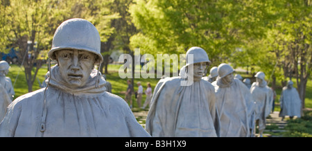 Lange Linie Marching: Eine Reihe von Soldaten marschieren in den Krieg Teil der Korea-Krieg-Denkmal-Statuen. Stockfoto