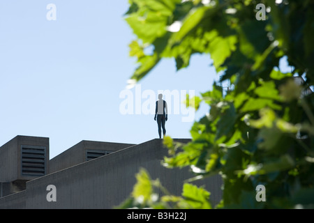 Antony Gormley Gusseisen Skulptur (des eigenen Körpers) auf Dach der Hayward Gallery London 2007 Stockfoto