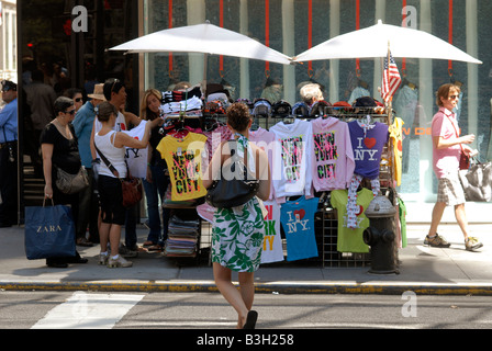 New York-t-Shirts und andere Souvenirs zum Verkauf auf der Fifth Avenue auf Samstag, 16. August 2008 Richard B Levine Stockfoto