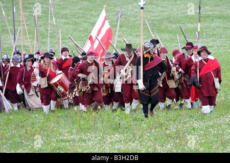 Pikeniere und Musketiere marschieren in die Schlacht bei den Re Inszenierung der Schlacht von Faringdon im englischen Bürgerkrieg. Stockfoto