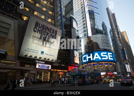 Eine Werbung für Wachovia Bank und JP Morgan Chase Bank am Times Square Stockfoto