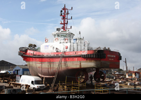 Ein fischender Trawler derzeit Wartungsarbeiten an einem Slipway am Grimsby Docks, Grimsby, England, U.K Stockfoto