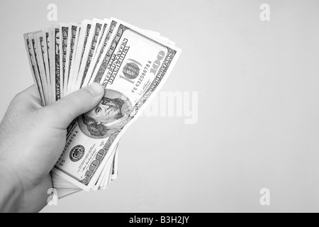 Eine Handvoll von Bargeld über einen soliden Hintergrund isoliert Stockfoto