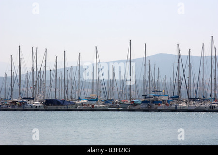 Zahlreiche Yachten ankern im Hafen von Lefkada Griechenland Stockfoto