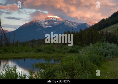 Montieren Sie Howard Douglas und den Sonnenuntergang im Banff National park Stockfoto