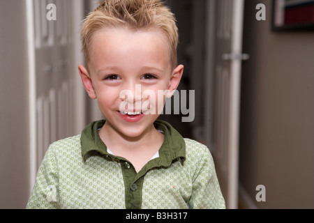 glücklich fünf Jahre alten Jungen lächelt in die Kamera Stockfoto