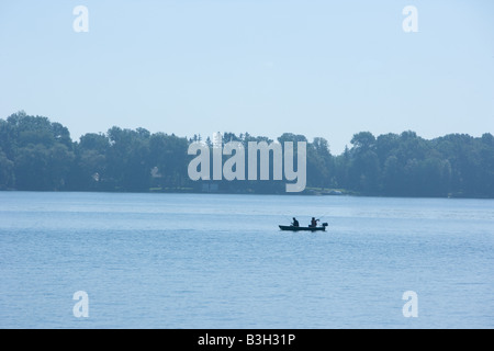 Zwei Männer in einem kleinen Boot auf einem See angeln. Stockfoto