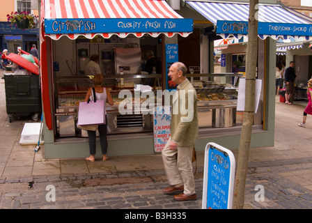 Frau kaufen frischen Fisch aus Stall auf Norwich Markt Stockfoto