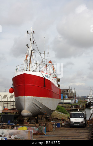 Ein fischender Trawler derzeit Wartungsarbeiten an einem Slipway am Grimsby Docks, Grimsby, England, U.K Stockfoto