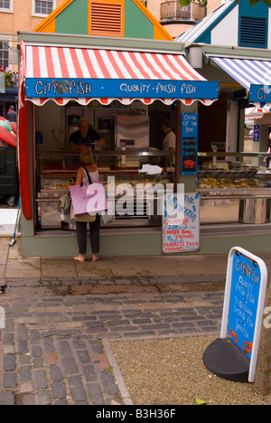 Frau kaufen frischen Fisch aus Stall auf Norwich Markt Stockfoto