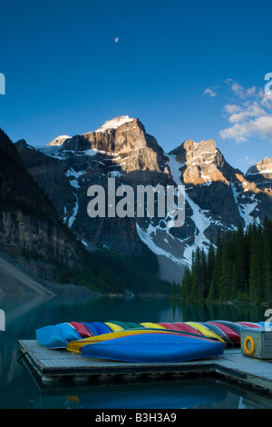 Das Tal der zehn Gipfel und Kanus im Vordergrund Stockfoto