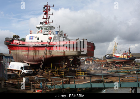 Ein fischender Trawler derzeit Wartungsarbeiten an einem Slipway am Grimsby Docks, Grimsby, England, U.K Stockfoto