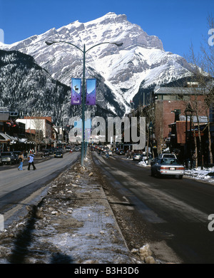 Main Street und Mount Rundle in Banff Stockfoto