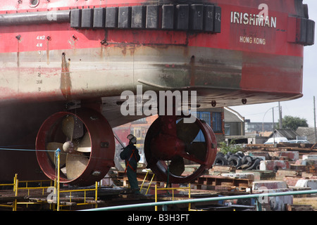 Eine Fischerei Trawler derzeit Wartungsarbeiten an Grimsby Docks, Grimsby, England, U.K Stockfoto