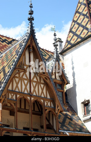 Hervorragende burgundischen Dachziegel auf die Dachgauben des Hospice Hotel-Dieu in Beaune Burgund Frankreich Europa Stockfoto