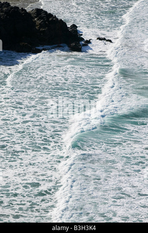 Wellen in der Nähe von Port Quin auf die Cornish Küste UK Stockfoto