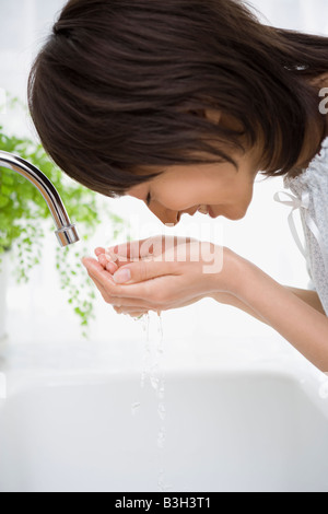 Hausfrau, waschen Sie ihr Gesicht Stockfoto