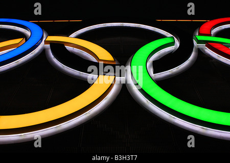 Olympische Ringe in Neon-Leuchten an der Seite eines Gebäudes in Hong Kong Stockfoto